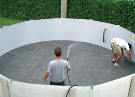 Alfombra para piso de piscina sobre el suelo